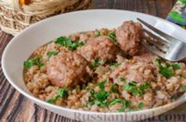 Фото к рецепту: Гречка с мясными фрикадельками, на сковороде
