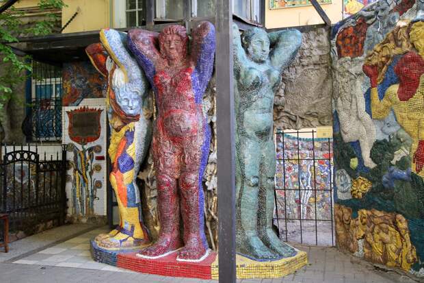 Двор с мозаикой на улице Чайковского