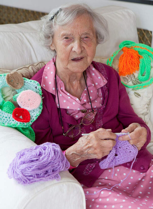 104-летняя старушка украшает город вязаными поделками 