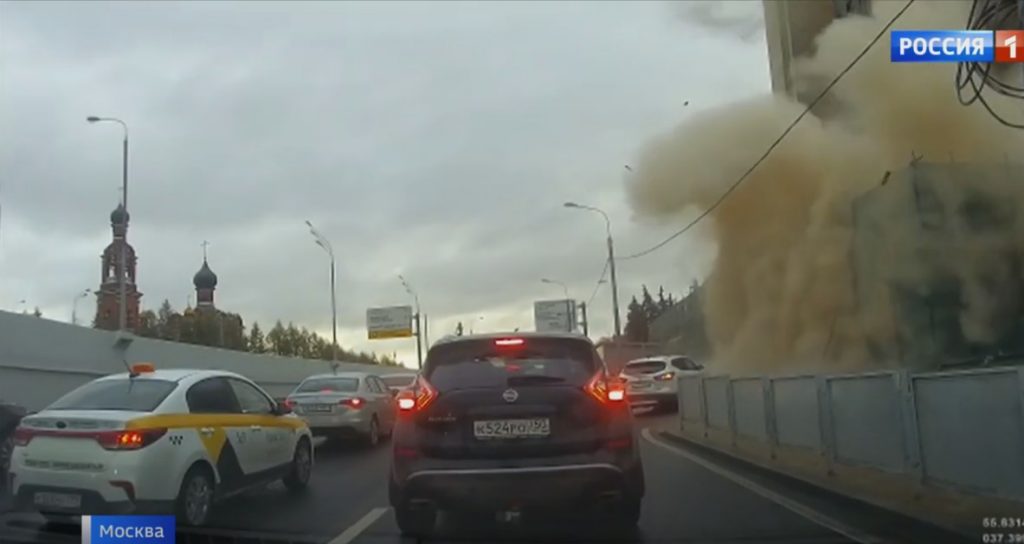 Автомобилисты попали в пыльную бурю на Волоколамском шоссе