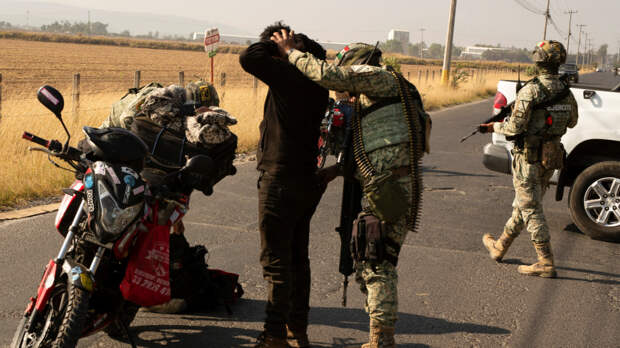 Опубликованы кадры преступников с оружием на улицах в Мексике