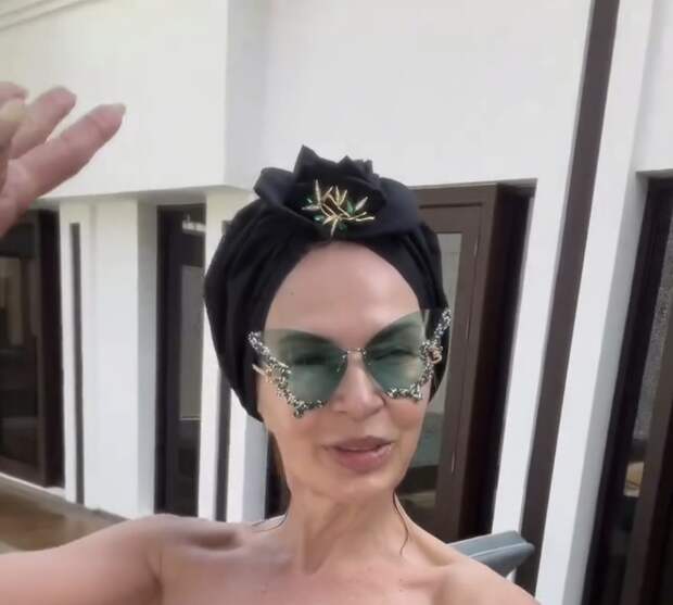 Актриса Эвелина Бледанс снялась в откровенном купальнике