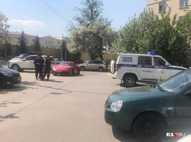 В Екатеринбурге конфликт между водителем Porsche и пешеходом перерос в перестрелку