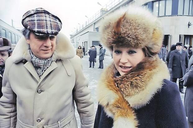 Раймонд Паулс встречает Аллу Пугачеву на вокзале в Риге. 1986 год