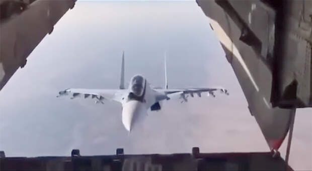 Картинки по запросу Сирия: Су-30 совершил фантастический манёвр, «заглянув внутрь» транспортного Ил-76