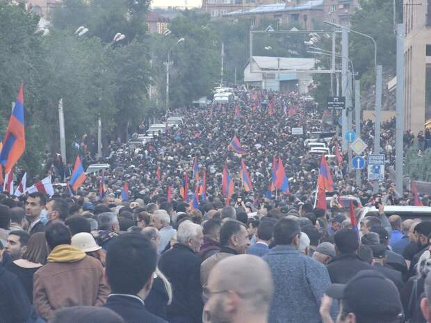 Никол Пашинян разбудил своей компрадорской деятельностью массовые протестные силы, что было продемонстрировано на воскресном митинге в Ереване, где собралось боле 100 тысяч армян, выступивших уже не-2