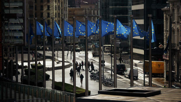 Флаги Евросоюза у здания Европейской комиссии в Брюсселе - РИА Новости, 1920, 20.07.2021