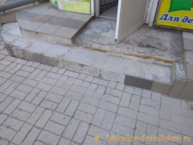 Демонтаж старой и укладка новой плитки на ступеньках порога