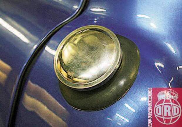 Не лишенная изящества горловина сообщается с бензобаком, установленным прямо за водительским креслом. И это при том, что в кабине не возбранялось... курить.