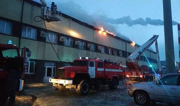 В Омске пожар в автоцентре уничтожил четыре «КамАЗа»