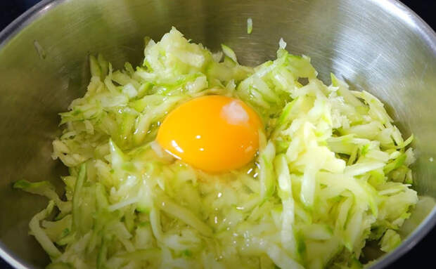 Просто натрите кабачки на терке и добавьте 2 яйца: получится так вкусно, что будут просить каждый день