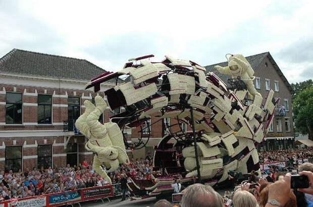 Невероятные цветочные скульптуры на параде Bloemencorso Zundert (19)