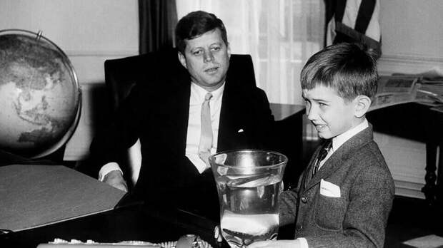 Джон Ф. Кеннеди с Робертом Ф. Кеннеди-младшим