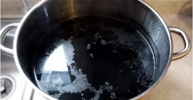 ОН ОПУСТИЛ НОГИ В ВОДУ С СОДОЙ НА НЕСКОЛЬКО МИНУТ. НЕ ЗНАЛА, ЧТО ЭТО РАБОТАЕТ!