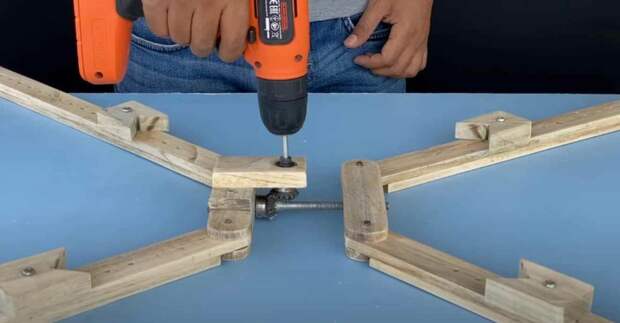Самодельная струбцина для склейки деревянных рамок (работает в паре с шуруповертом)