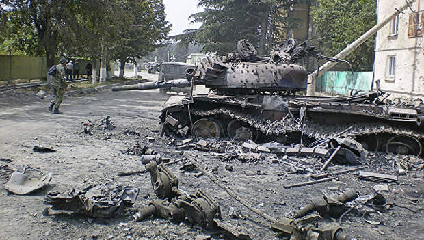 Разбитая боевая техника в городе Цхинвали, подвергшемся нападению грузинских войск. Архивное фото