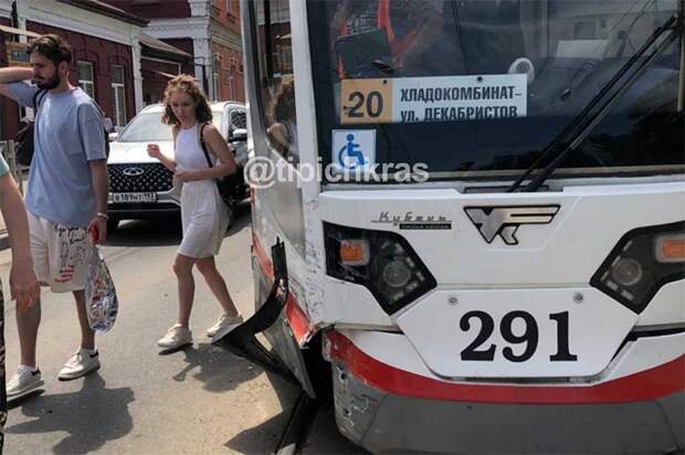 В Краснодаре трамвай протаранил внедорожник: стали известны подробности ДТП