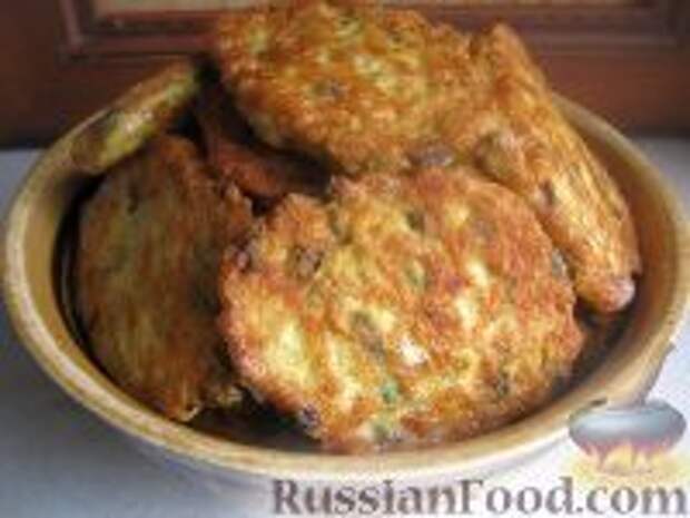 Фото к рецепту: Куриные оладьи с зеленью и сыром