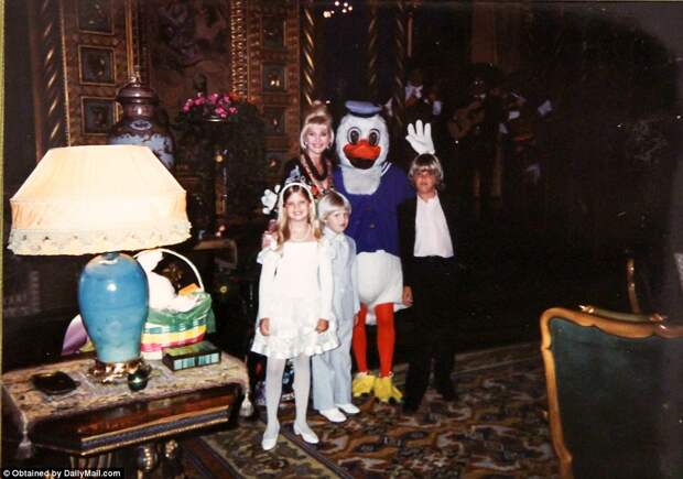 Дети и Иванка посетитель: Это Дональд все в порядке - но это Donald Duck (и нет, это не козырь в костюме)