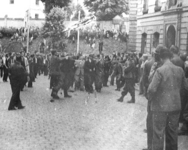Львов Возле тюрьмы на Лонцкого  ул.Сапегов. (полицай с повязкой)