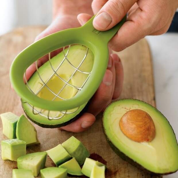 3. Авокадорезка. Чтобы нарезать авокадо идеальными кубиками.