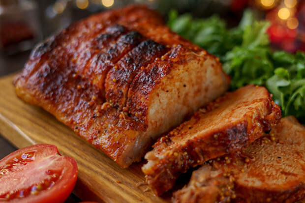 Фото к рецепту: Свиная корейка, запеченная в духовке