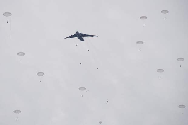 Одновременно в небе было 350 и 450 раскрытых куполов Фото: Михаил ПАТЛИС