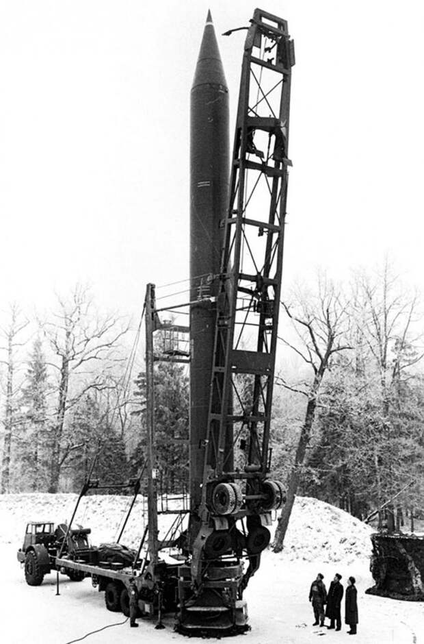 Погрузка контейнера с ракетой Р-12У на установщик 8У237 с тягачом МАЗ-529Е
