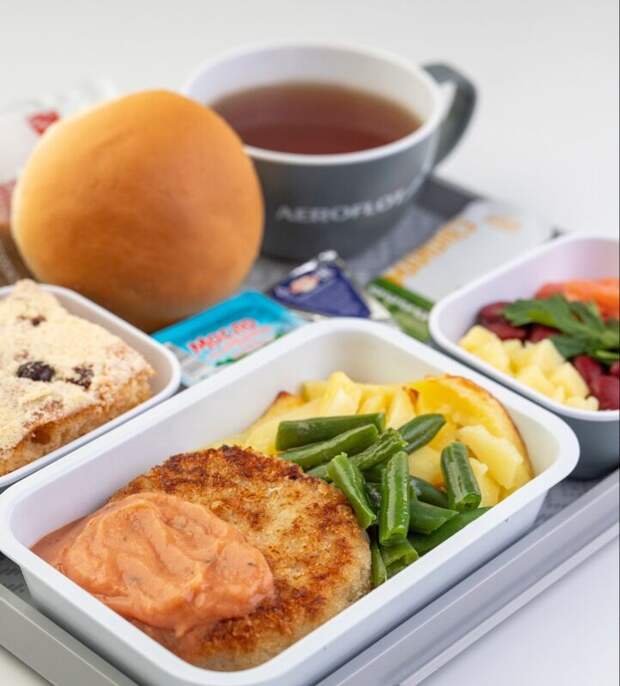 В эконом-классе "Аэрофлота" появилось меню с дальневосточной рыбой и сырами