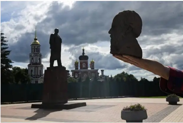 Куда ни направляйся, все равно окажешься на центральной площади с памятником Ленину