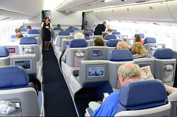 Пассажиры American Airlines остались голодными, увидев, что еду им приготовили 16 месяцев назад
