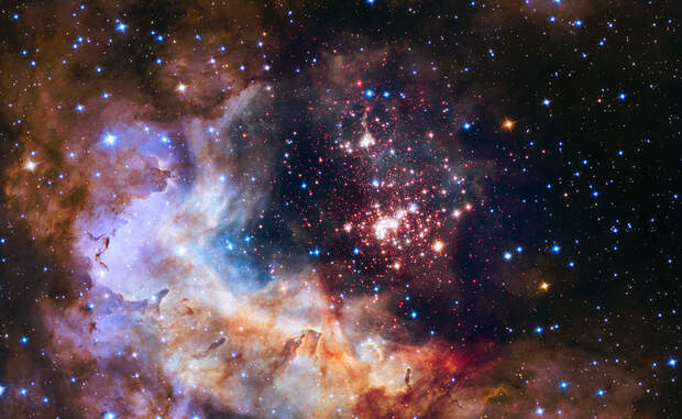 Небесный фейерверк Внутри снимка можно разглядеть множество молодых звезд, собравшихся в туманной дымке космической пыли. Колонны, состоящие из плотного газа, становятся инкубаторами, где зарождается новая космическая жизнь.