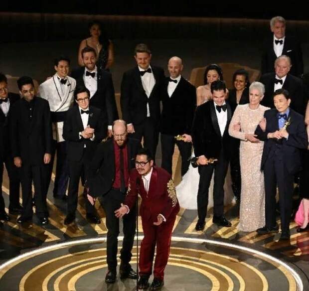 Без красной дорожки, но с осликом и шутками про пощёчину: как прошёл "Оскар-2023"