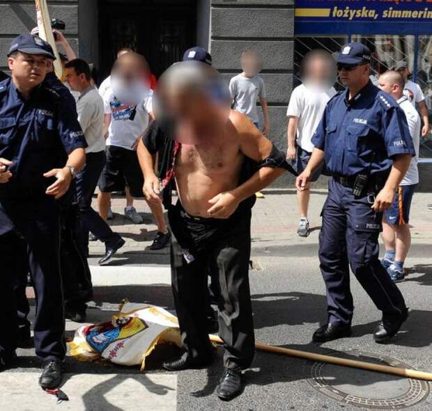 Ложь украинских национал-патриотов: поляков обвинили в провокации во время марша в Перемышле Ложь украинских национал-патриотов: поляков обвинили в провокации во время марша в Перемышле