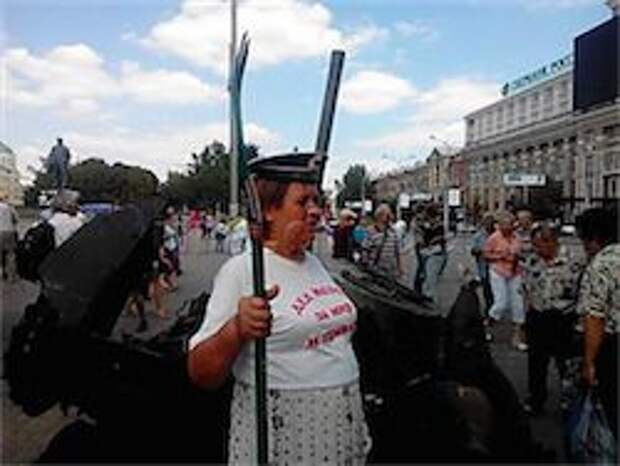Жители Донецка фотографируются с сожжённой украинской техникой Жители Донецка фотографируются с сожжённой украинской техникой