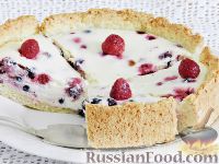 Фото к рецепту: Песочный пирог с творогом и ягодами