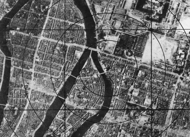 Хиросима — 64 года спустя 4. Данные военно-воздушных сил США — карта Хиросимы перед бомбардировкой, на которой можно наблюдать район эпицентра, который моментально исчез с лица земли. (U.S. National Archives and Records Administration)