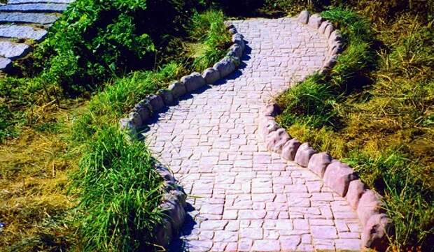 Все о мощении дорожек и площадок: выбор долговечных материалов, пошаговая технология укладки, дизайн-решения и правила ухода