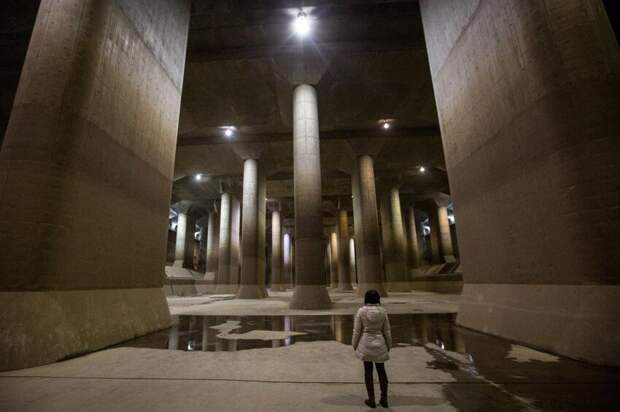 Кажущиеся нереальными, объёмы и монументальность хранилища паводковой воды, которое предназначено для спасения Токио от затопления
