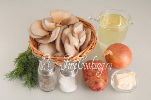 Для приготовления этого простого, вкусного и сытного второго блюда нам понадобятся следующие ингредиенты: картофель, вешенки, репчатый лук, рафинированное подсолнечное и сливочное масло, свежий укроп, соль и молотый черный перец