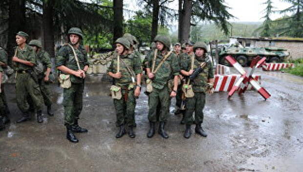 Служащие российской военной базы в городе Гудаута Республики Абхазия во время тактических учений