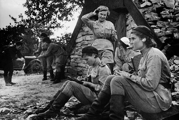 Летчицы 46-го женского авиаполка. Редкие минуты тишины. На переднем плане Надежда Попова и Ирина Себрова, сентябрь 1943 года.