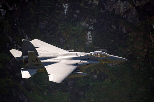 Истребитель F-15E Strike Eagle с необычного ракурса