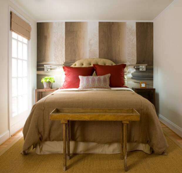 Если вам нравится красный цвет, то его тоже можно использовать в дизайне вашей спальне, оттенков красного очень много и они отлично сочетаются с пастельными или бежевыми цветами