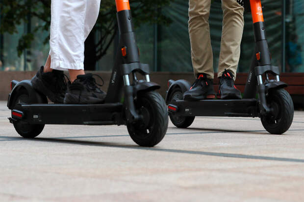 В Москве школьниц оштрафовали на 100 тыс. рублей после аварии на самокате