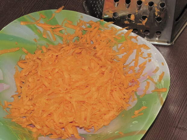 морковь натереть на крупной терке. пошаговое фото этапа приготовления картошки с мясом в горшочках