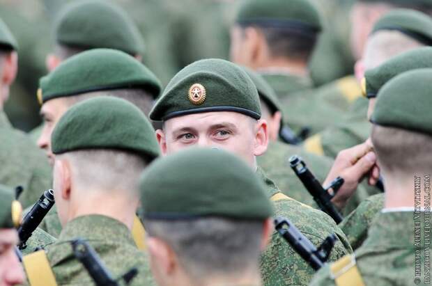По словам Медведева, граждане России до сих пор гордятся тем, что люди, прошедшие войну, «за короткое время подняли страну из руин, восстановили промышленность и сельское хозяйство, первыми прорвались в космос, достигли больших успехов в образовании, культуре и науке».