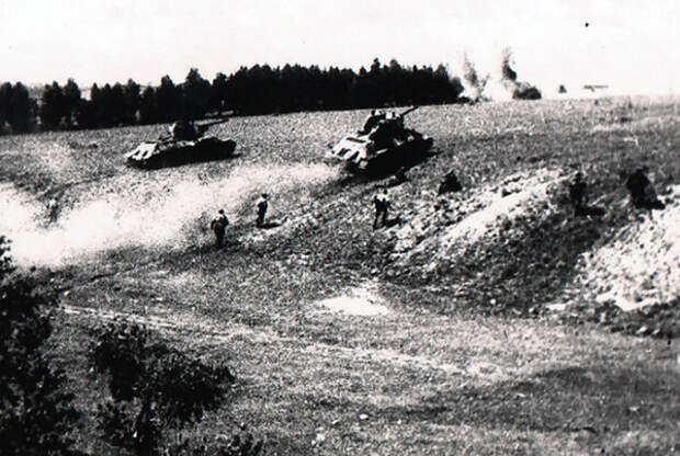 Советские танки и пехота в бою под Оршей