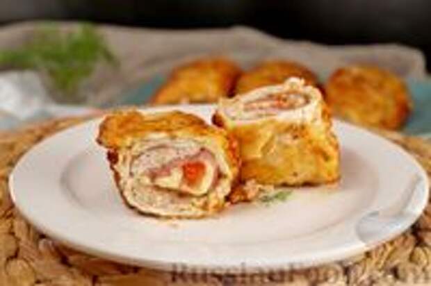 Фото к рецепту: Куриные рулетики с сыром и ветчиной, в кляре