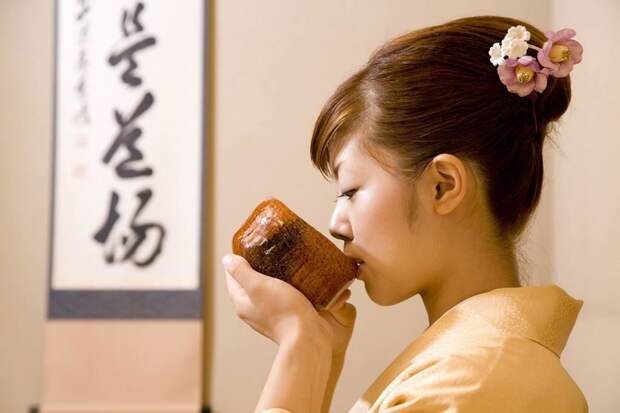 Зачем китайцы всё время пьют обычный кипяток вместо чая? Пытаюсь разобраться